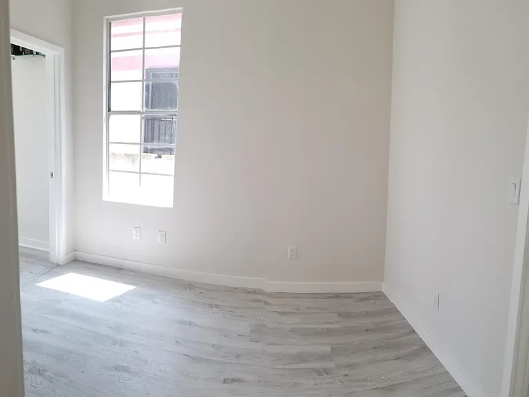 731 1/2 E 32nd St #B — Photo 2