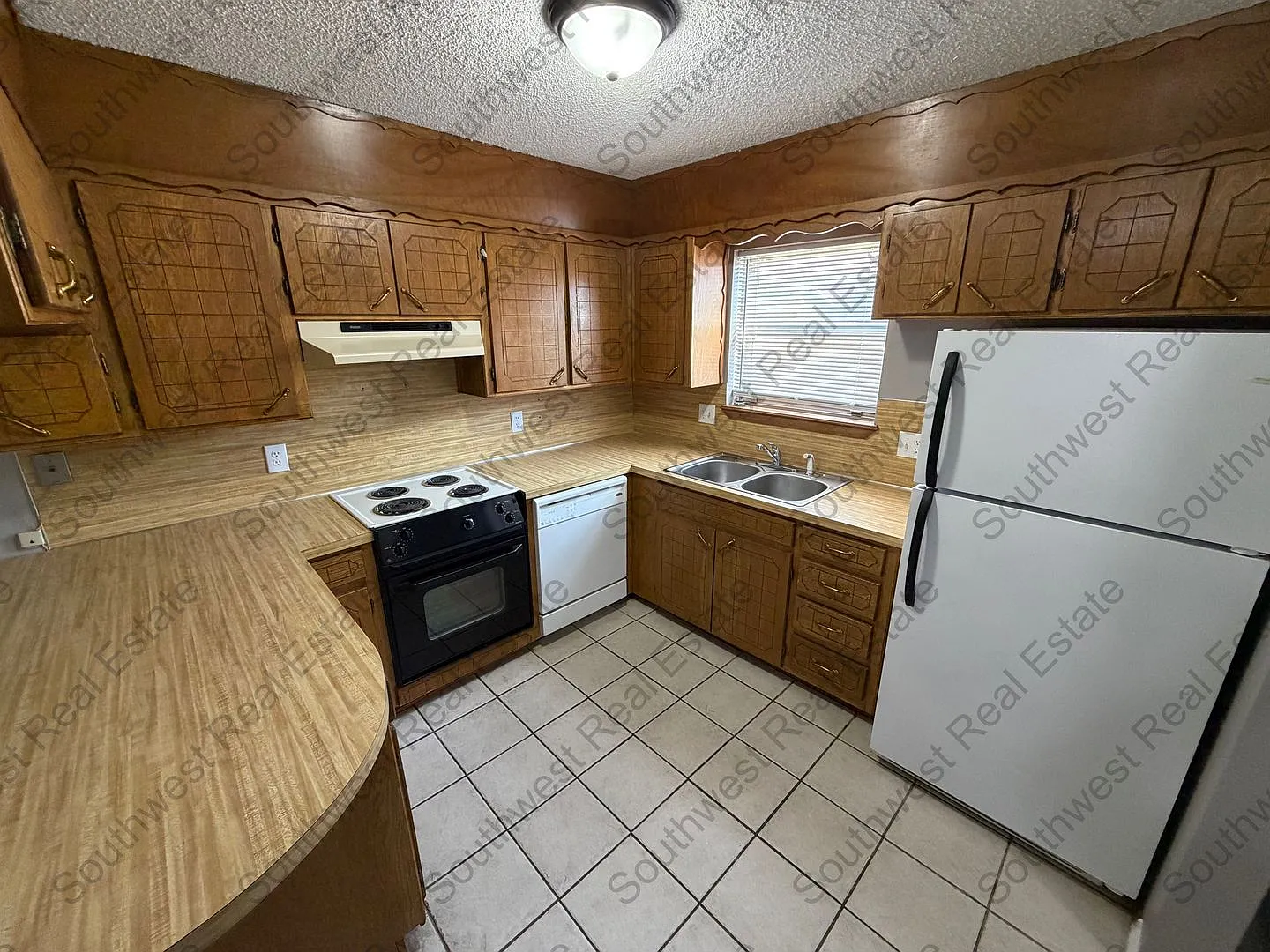 Spacious 3 bedrooms 2 baths home with 2 car garage — Photo 2