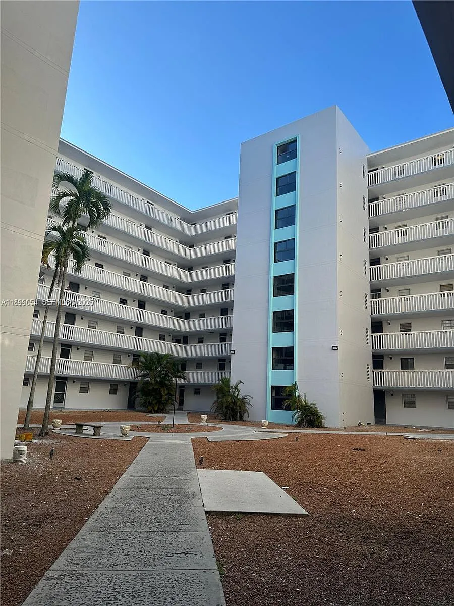 Building Photo - 15600 NW 7th Ave #204