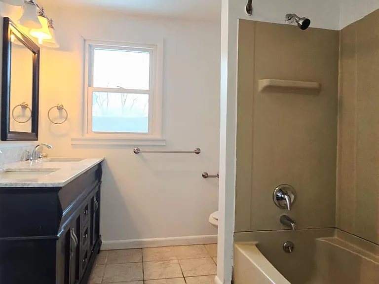 725 Dickson St — Photo 13