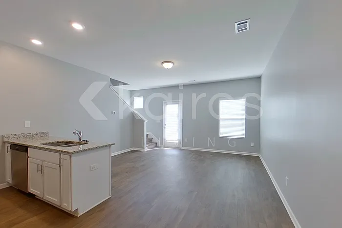 3 bed, 2.5 bath, 1304 sqft, $1,545 — Photo 2