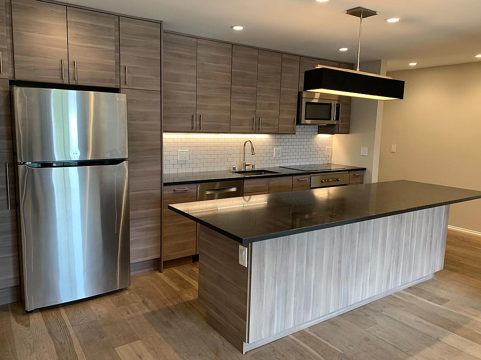 A - MAZ - ING kitchen! So kewl. So much storage. So functional.