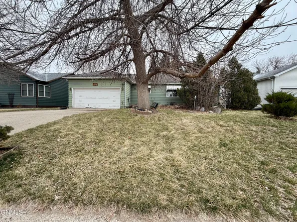 1130 2nd Ave E, Williston, ND 58801