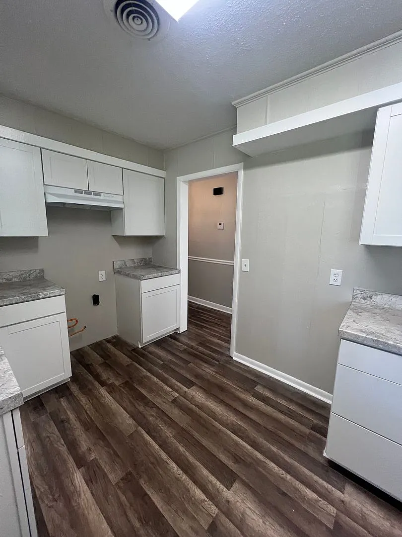 This Just In! Short Term Lease! Great Neighborhood! — Photo 2