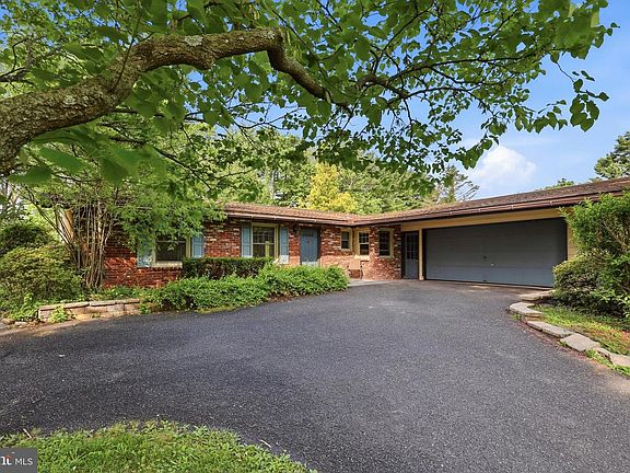 2nd image of 2 Bonnie Ln