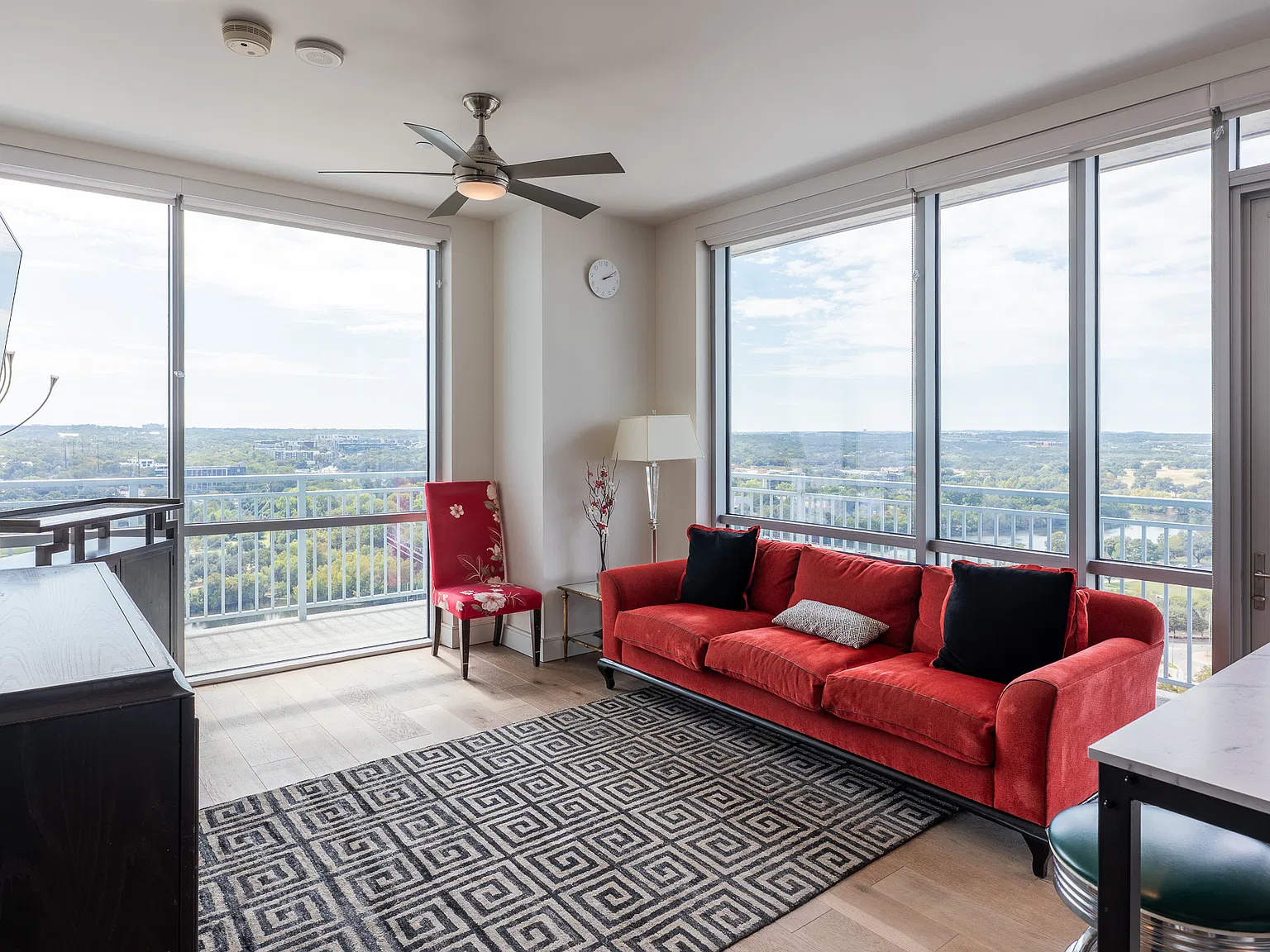 2 bed, 990 sqft, $5,500 — Photo 1