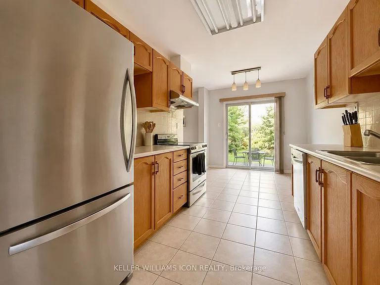 40 Thornbury Cres — Photo 8