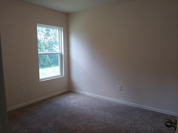 4th image of 380 Aster Ct W