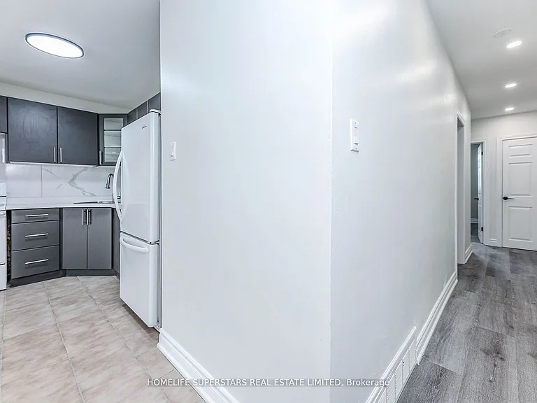 1164 The Queensway #A — Photo 3