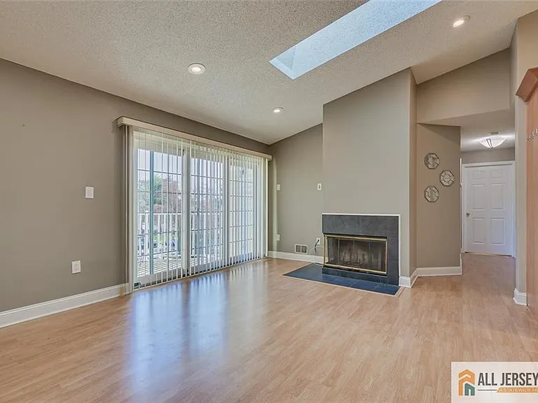 268 Kempsey Dr — Photo 4