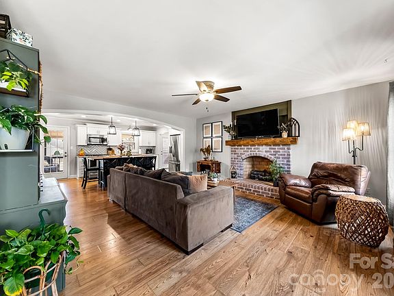 3rd image of 617 Campbell Ave E