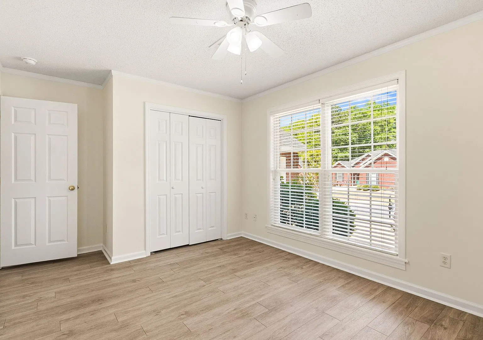 4 Bedroom | 2 Bath | Hillcrest Area — Photo 1