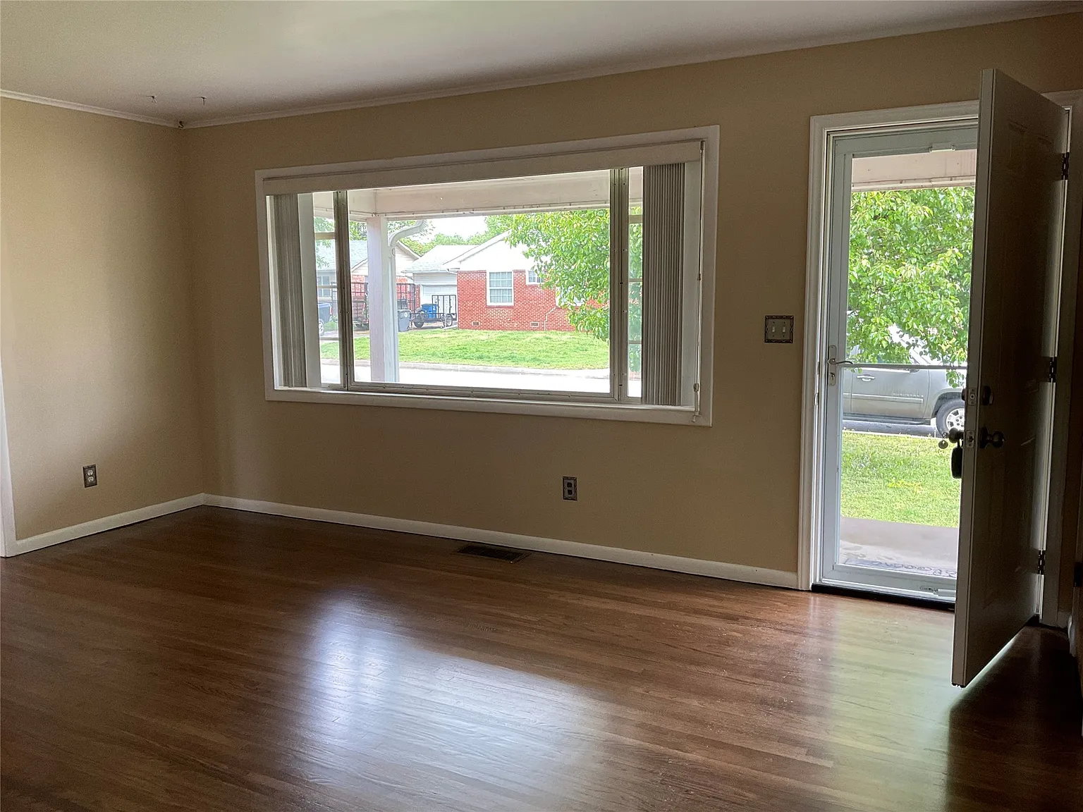 3 bed, 1.0 bath, 1134 sqft, $1,350 — Photo 2