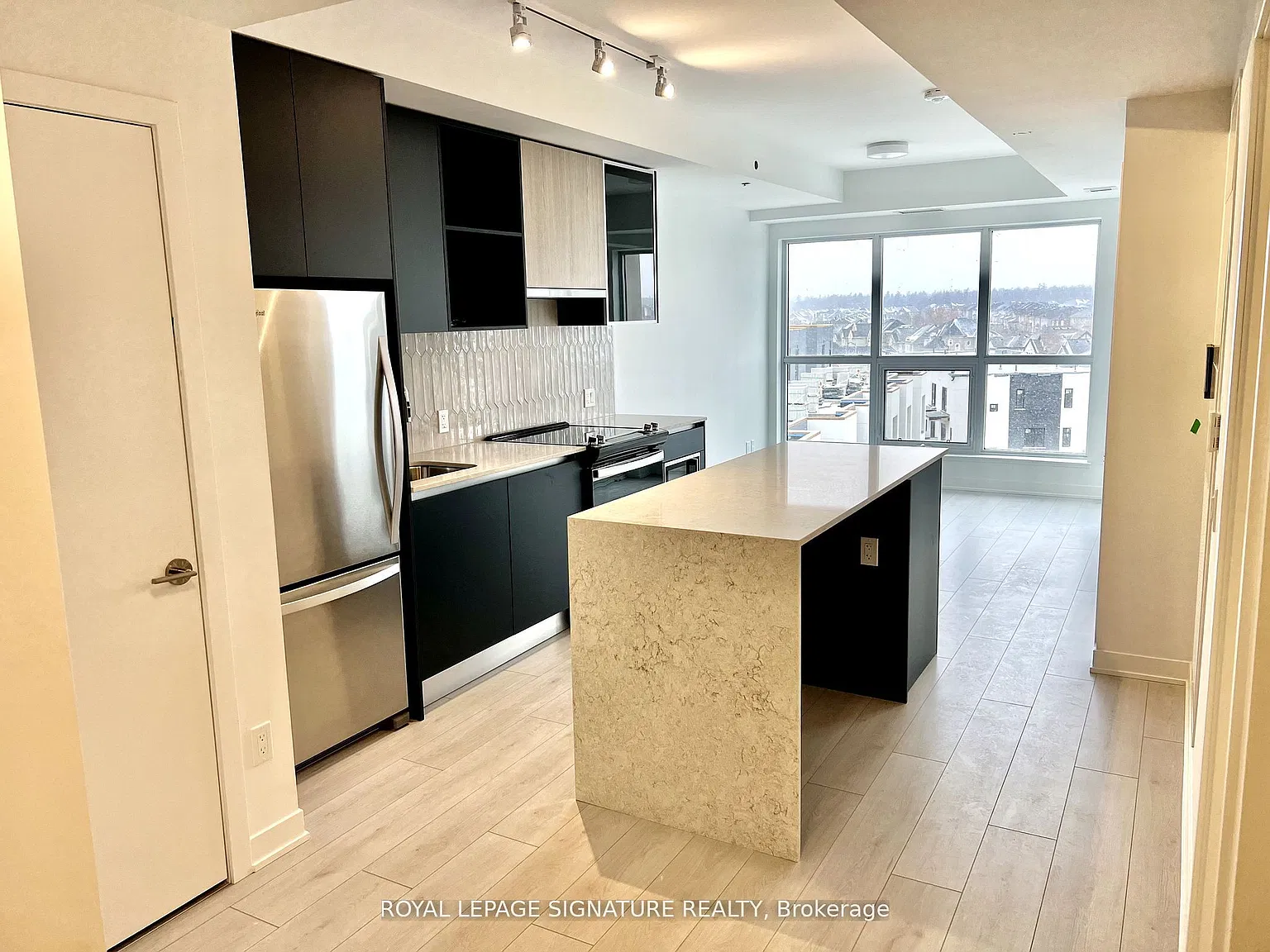 405 Dundas St W — Photo 3