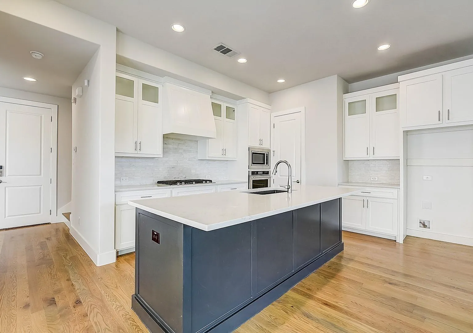 3 bed, 3.5 bath, 2802 sqft, $3,400 — Photo 3