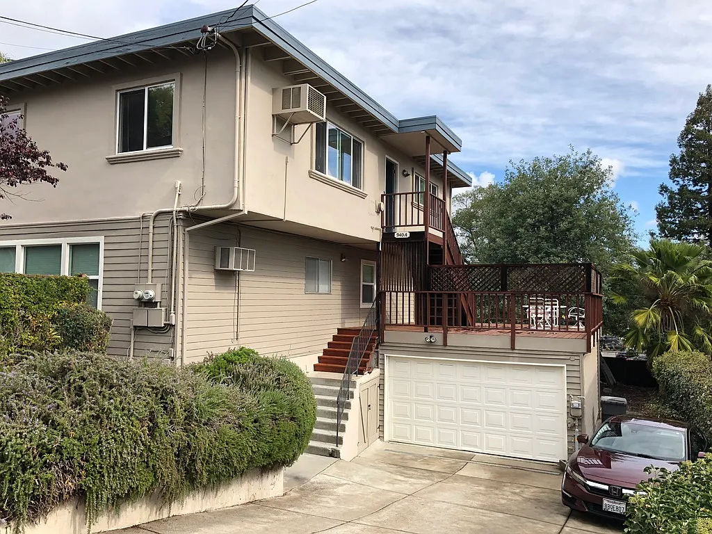 940 East St APT C photo 1