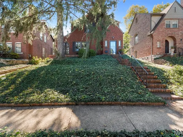 7430 University Dr, Saint Louis, MO 63130