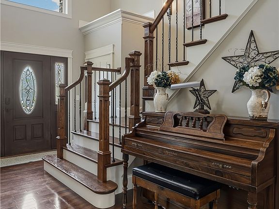 5th image of 28 Royal Crest Rd