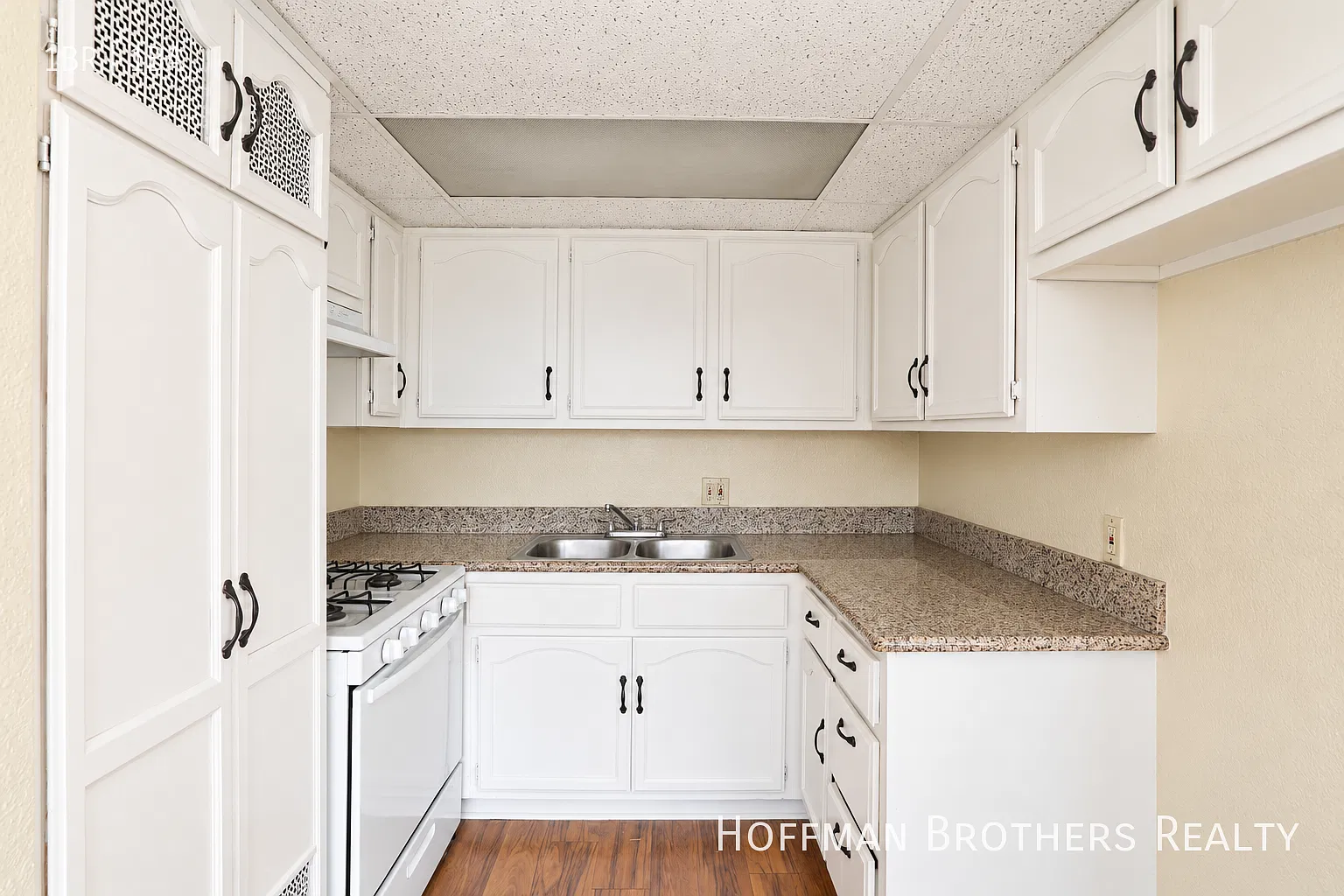 **1 Month Free**Updated 1 Bedroom with Parking, Granite Counters and On-Site Laundry! Gated North... — Photo 2
