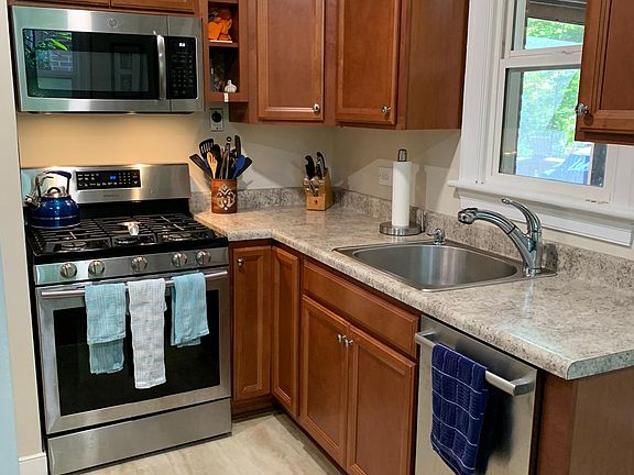 Updated kitchen with gas stove, GE microwave, and Bosch dishwasher