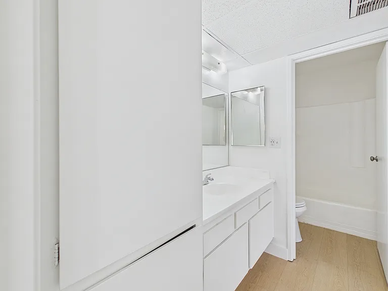 La Cresta Apartments — Photo 41