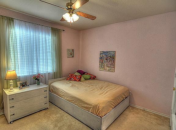 2nd image of 1409 Oak Hollow Ln