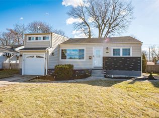 17 Parc Ln, Hicksville, NY 11801