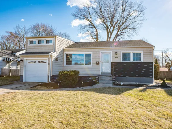 17 Parc Lane, Hicksville, NY 11801