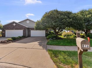 816 Falcon Dr, Leclaire, IA 52753