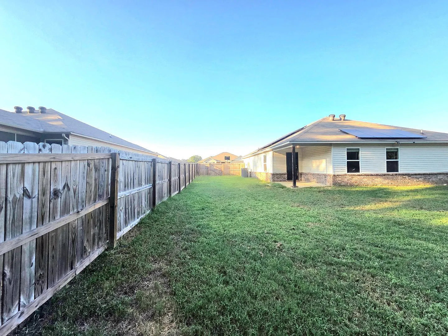 Like New 3 Bed 2 Bath House For Rent — Photo 2