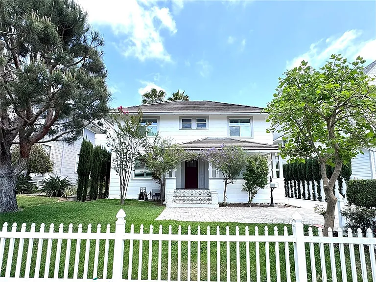 2716 S La Salle Ave — Photo 2
