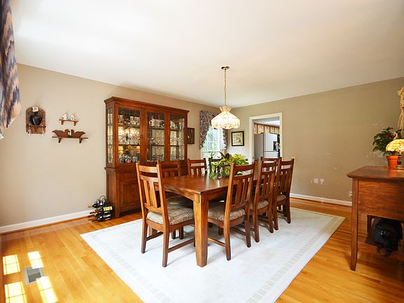 4th image of 909 Longfield Cres