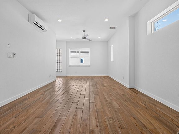 5th image of 1735 W Gramercy Pl #302