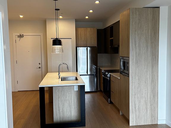 4th image of 20695 Eastleigh Cres #504