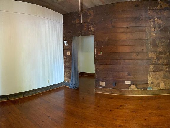 Living room w/wood floors