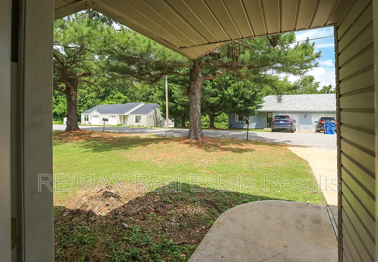 205 White Oak Dr NE #C — Photo 4