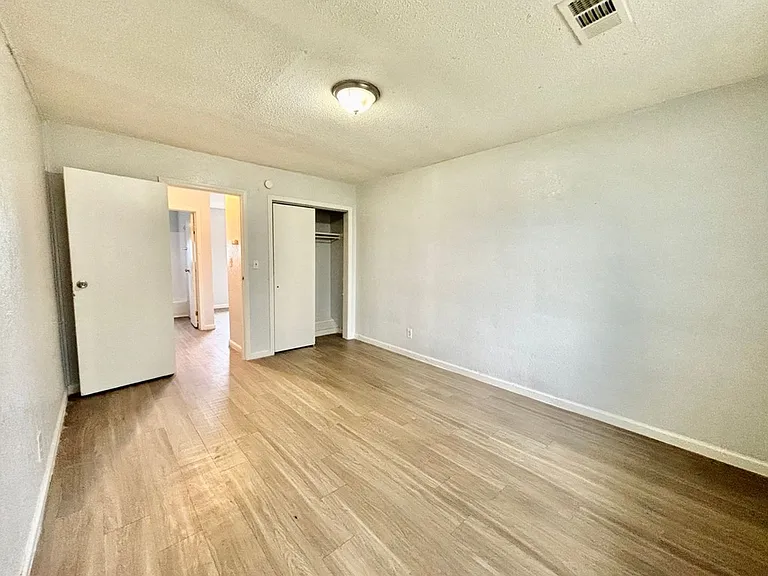 82 West — Photo 26