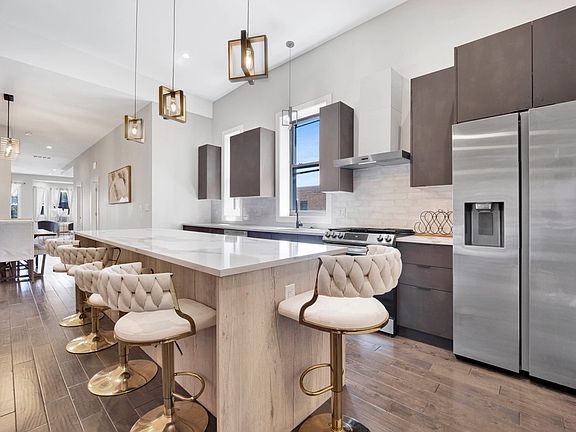 2nd image of 3330 S Indiana Ave #2S