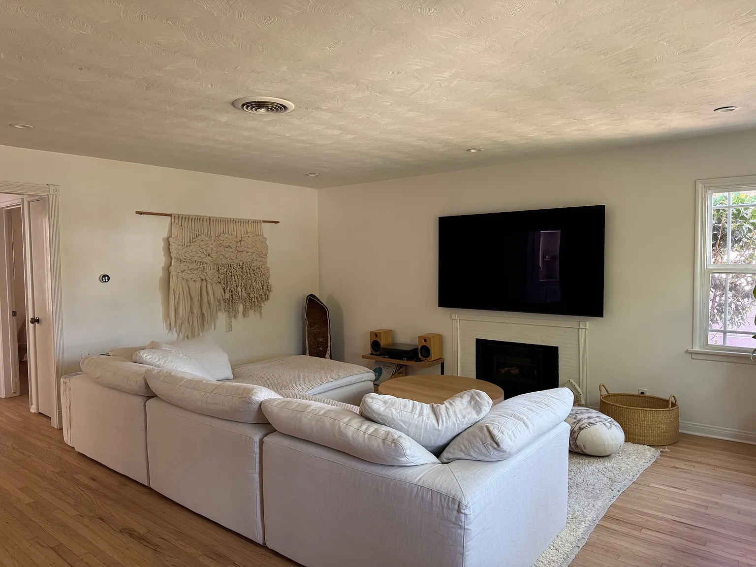 2 bed, 1093 sqft, $5,200 — Photo 2