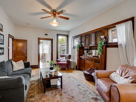 South facing windows. Lots of natural light.