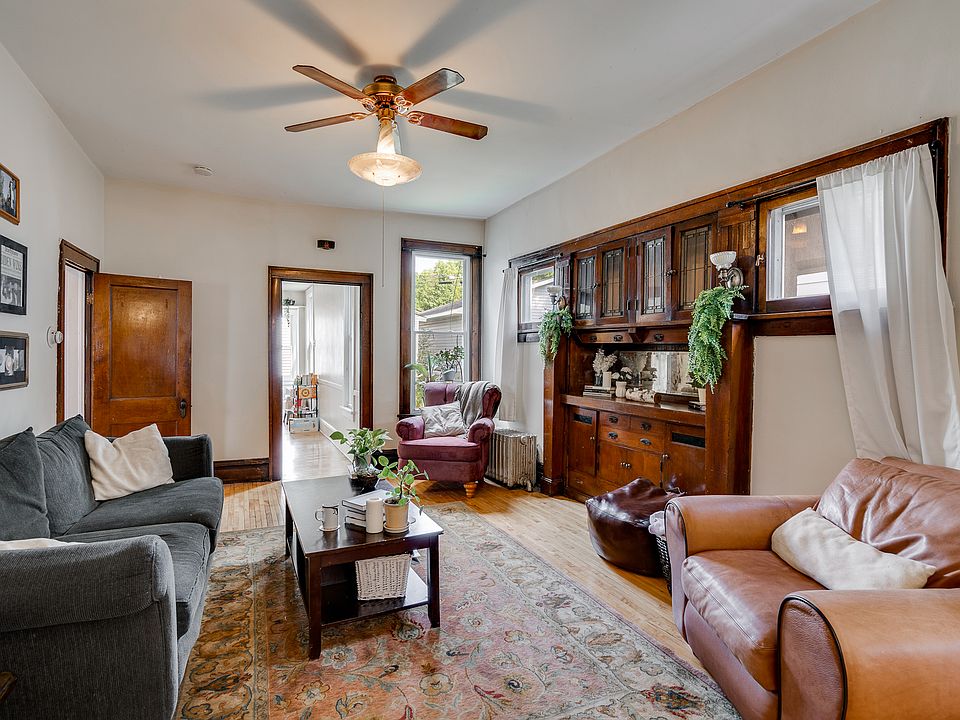 South facing windows. Lots of natural light.