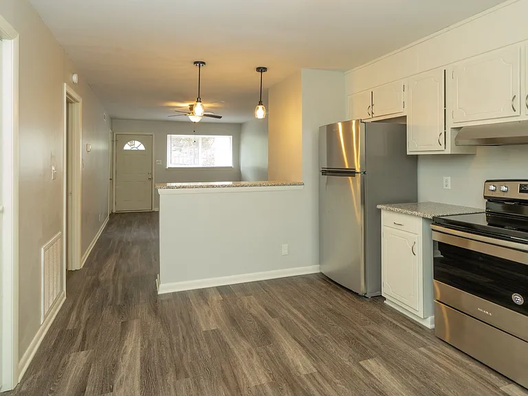 1600 N Alston Ave — Photo 2