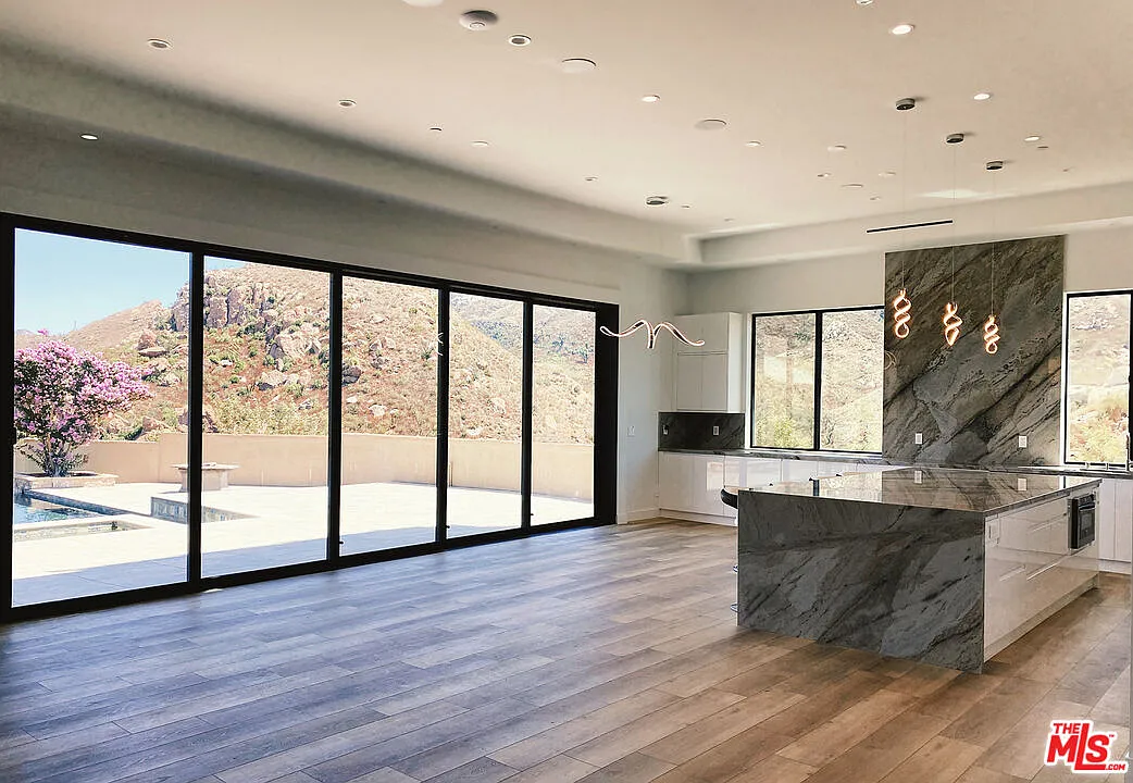 5 bed, 5.5 bath, $20,000 — Photo 4