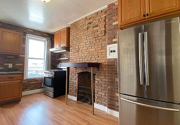 3rd image of 684 Lorimer St APT 3R