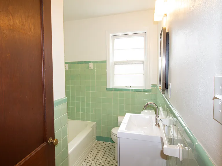 340 Calvert Ave — Photo 10