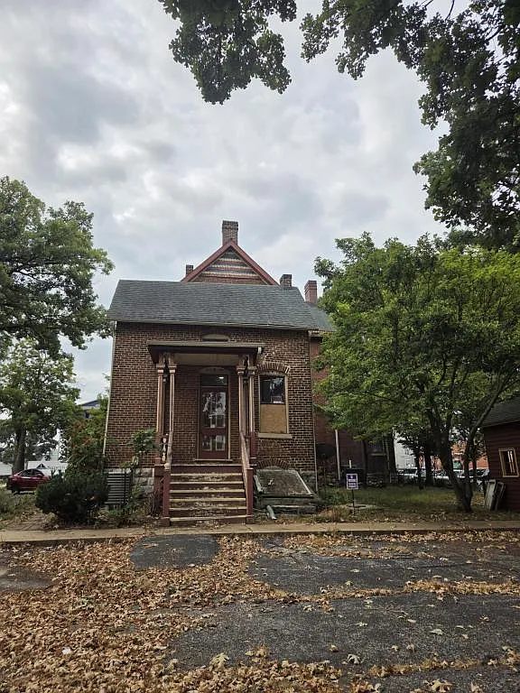435 E Walnut — Photo 1