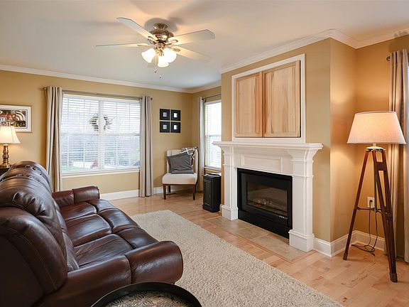 2nd image of 165 Lauren Dr SE