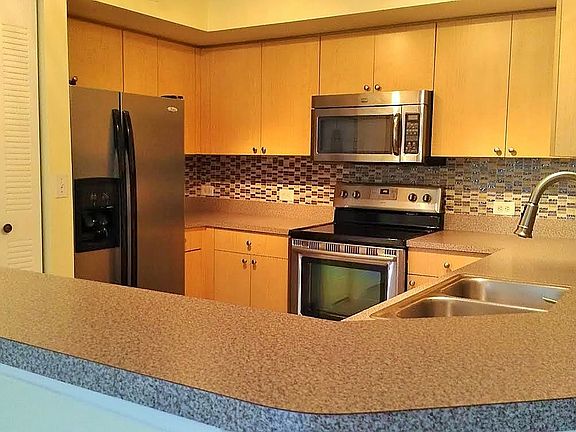 2nd image of 812 Villa Cir