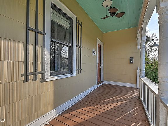 5th image of 1021 Lawrence Ave