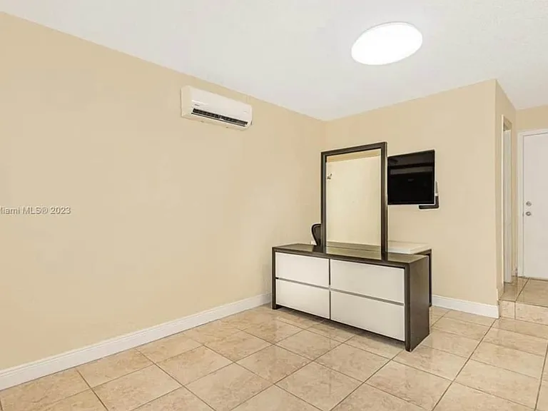 15565 SW 63rd Ter — Photo 8